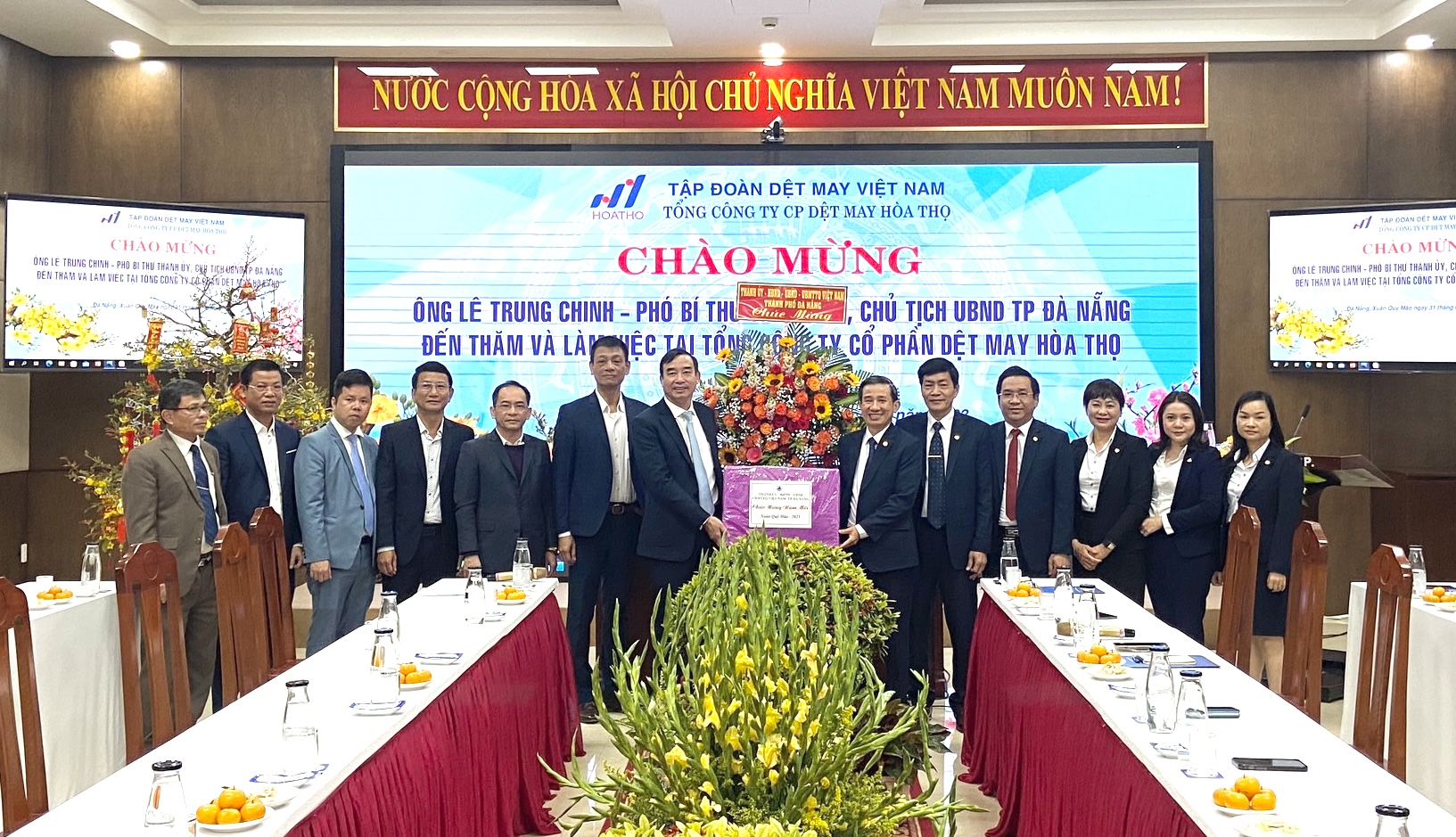 CHÀO MỪNG ÔNG LÊ TRUNG CHINH - PHÓ BÍ THƯ THÀNH ỦY, CHỦ TỊCH UBND TP ĐÀ NẴNG ĐẾN THĂM VÀ LÀM VIỆC TẠI TỔNG CÔNG TY  CỔ PHẦN DỆT MAY HÒA THỌ.