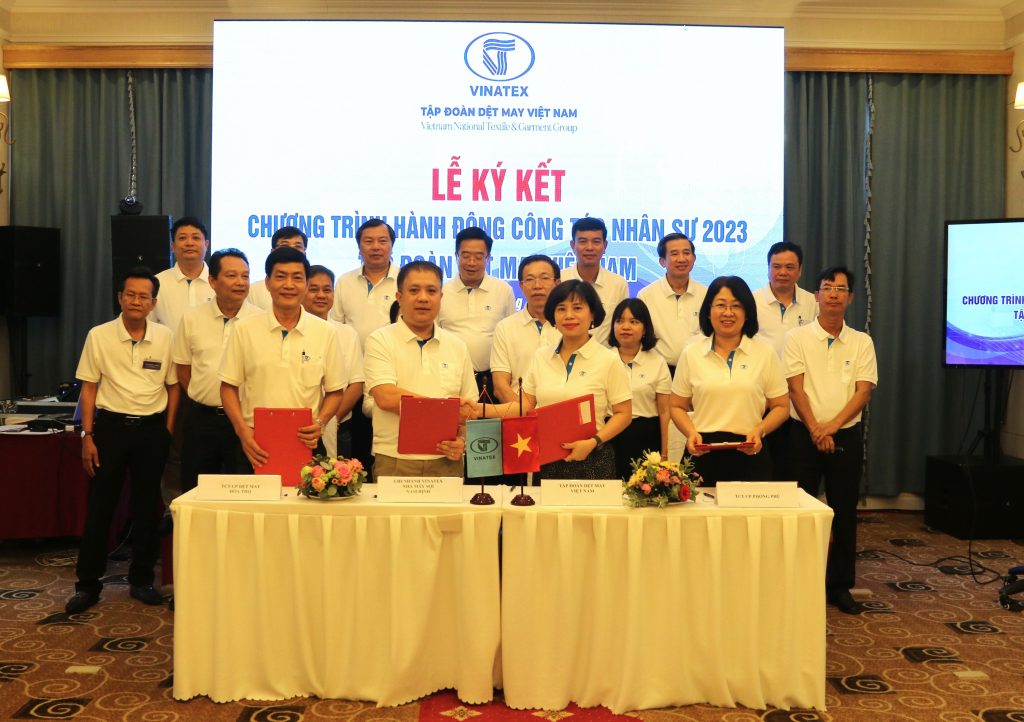 KÝ KẾT CHƯƠNG TRÌNH HÀNH ĐỘNG TRONG KHUÔN KHỔ HỘI NGHỊ NHÂN SỰ VINATEX 2023