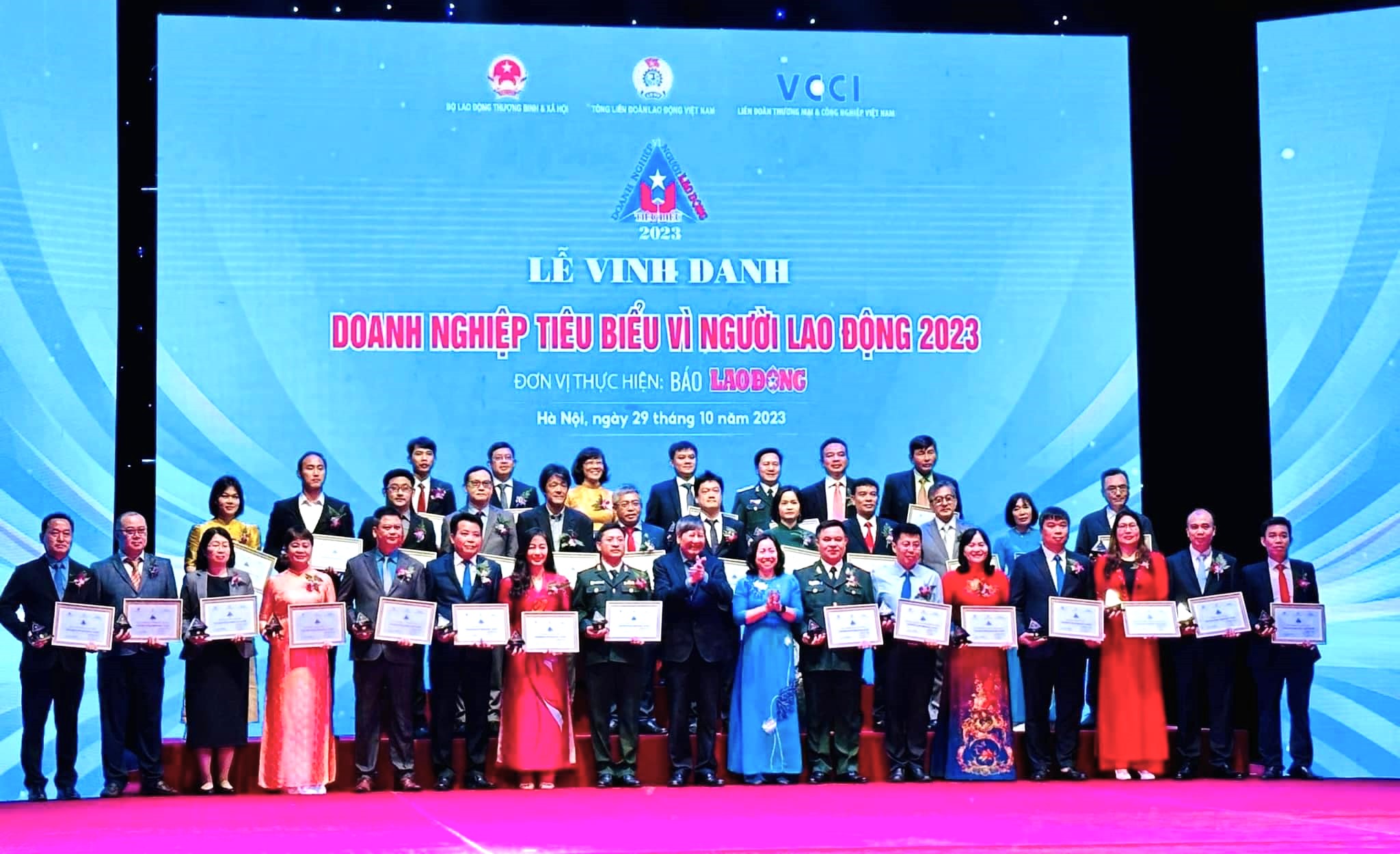 Nhiều doanh nghiệp thuộc Tập đoàn Dệt May Việt Nam được vinh danh Doanh nghiệp tiêu biểu vì người lao động năm 2023