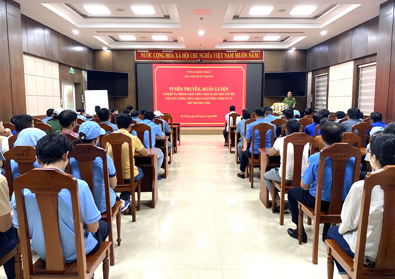 PHỐI HỢP TỔ CHỨC THỰC TẬP PHƯƠNG ÁN CHỮA CHÁY VÀ CNCH TẠI KHO THÀNH PHẨM NHÀ MÁY VESTON