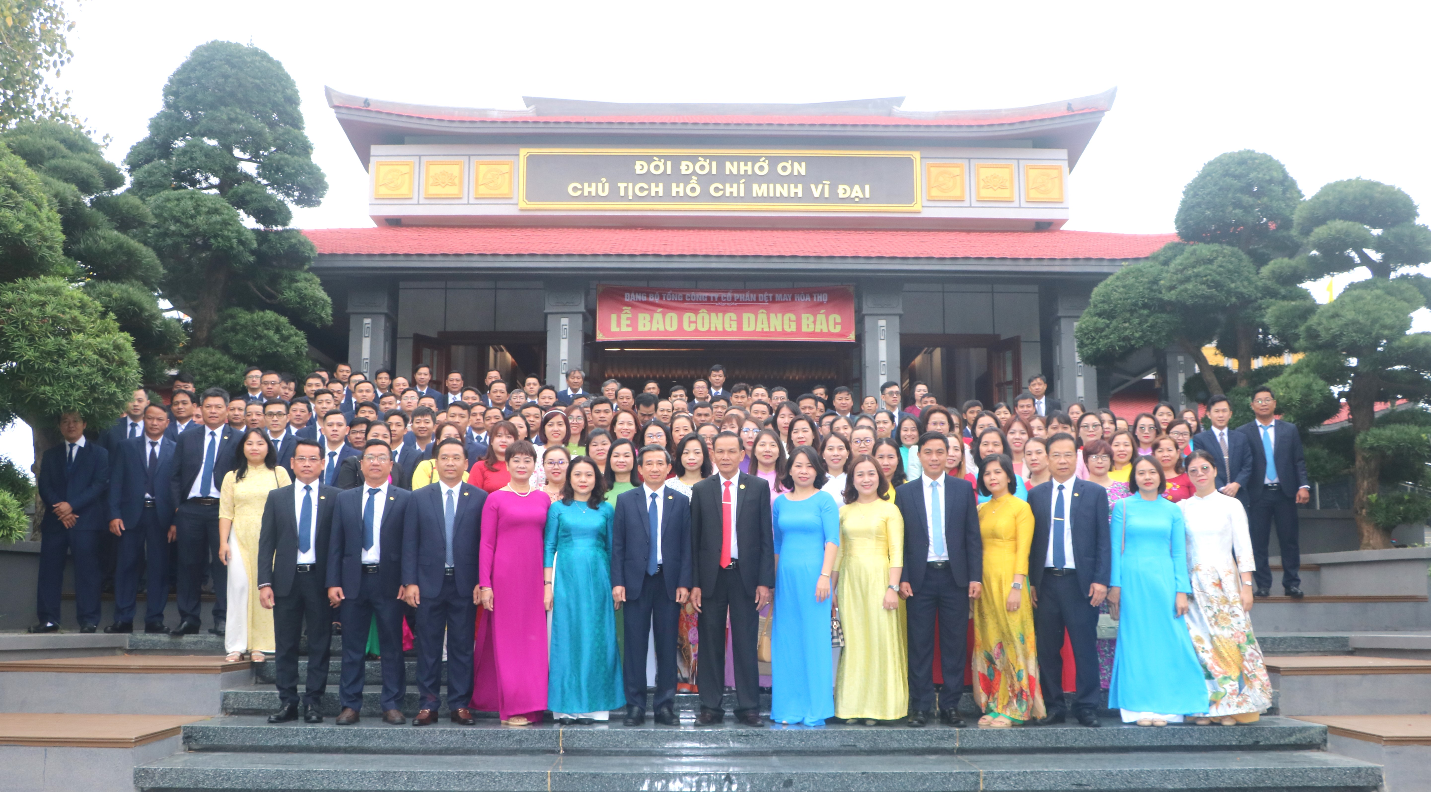 Đảng bộ Tổng Công ty Cổ phần Dệt May Hòa Thọ báo công dâng Bác