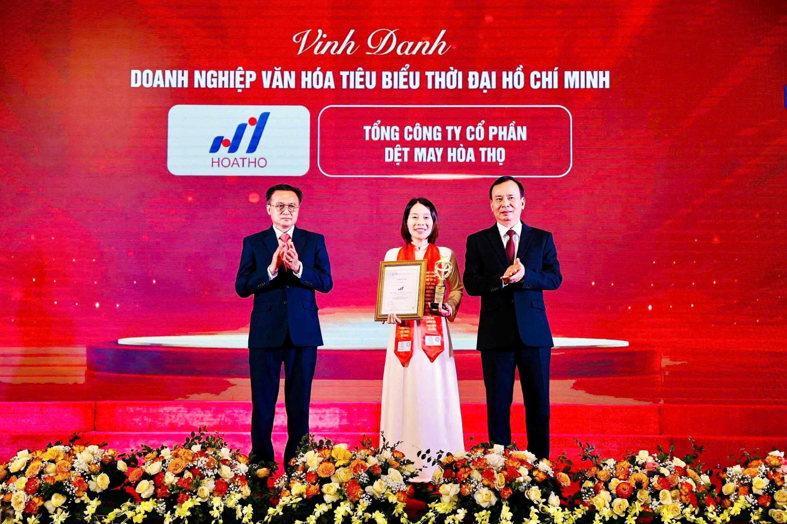 HÒA THỌ ĐƯỢC VINH DANH TOP 10 DOANH NGHIỆP TIÊU BIỂU HỌC TẬP VÀ LÀM THEO TƯ TƯỞNG, ĐẠO ĐỨC, PHONG CÁCH HỒ CHÍ MINH TRONG XÂY DỰNG VĂN HÓA DOANH NGHIỆP NĂM 2025